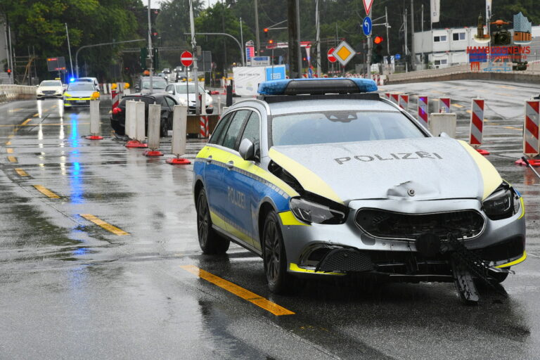 Hamburg Bahrenfeld - Streifenwagen verunglückt auf Einsatzfahrt - 4 verletzte