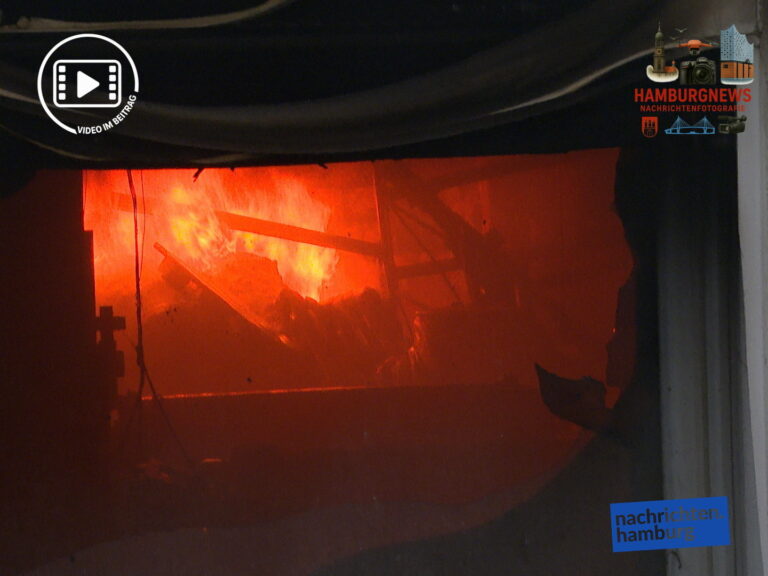 Hamburg Veddel - Feuer in Lagerhalle