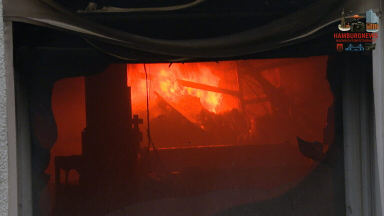 Hambrug Veddel - Feuer in Lagerhalle