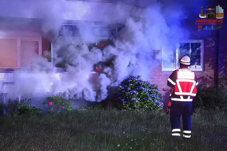 Hamburg Rahlstedt - Kellerbrand in Mehrfamilienhaus - 4 Verletzte