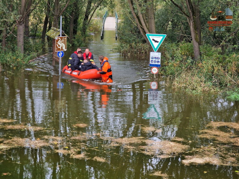 Hamburg Moorwerder - 2 Jugendliche vom Wasser eingeschlossen