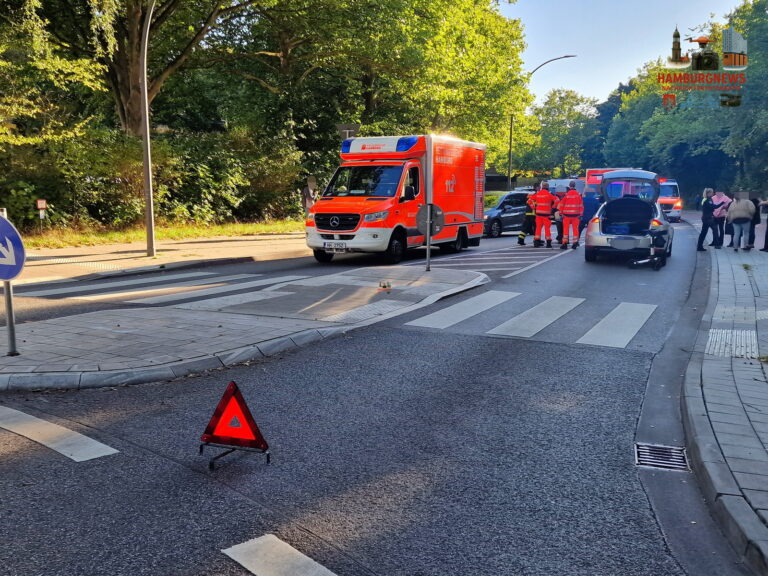 Hamburg Hausbruch - Tiefstehende Sonne - Kind auf Roller von PKW angefahren