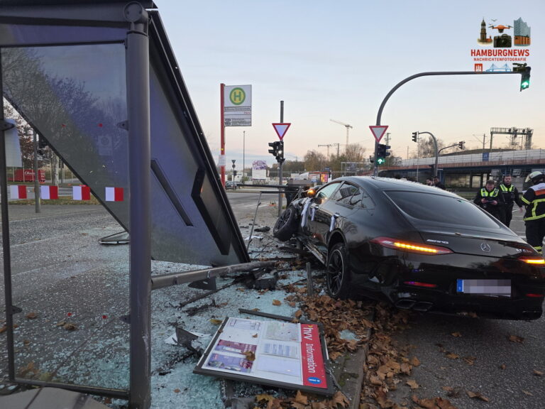 PKW zerstört Bushaltestelle