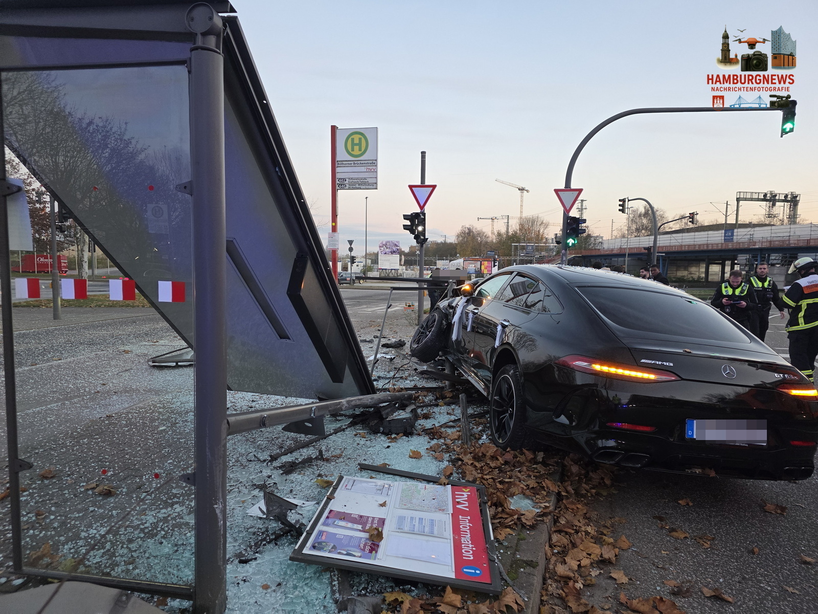 22.11.2025 Mercedes macht Bushaltestelle platt