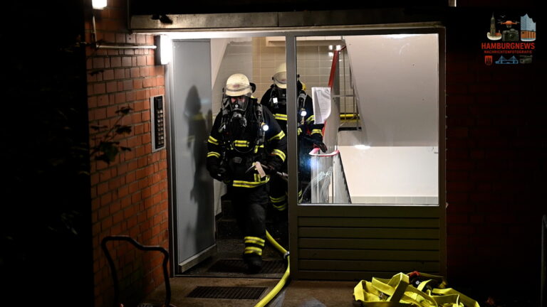 Hamburg Rahlstedt - Großalarm bei Wohnungsbrand