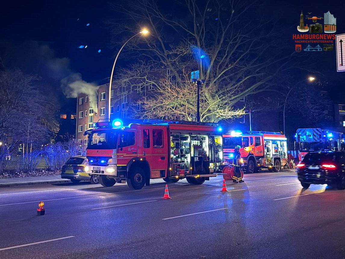 30.11.2025 Zimmerbrand in Mehrfamilienhaus – Feuerwehr rettet 2 Menschen