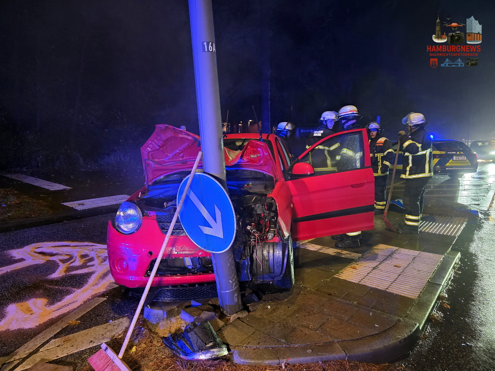 09.11.2025 Rentner überfährt Mittelinsel und prallt gegen Laterne