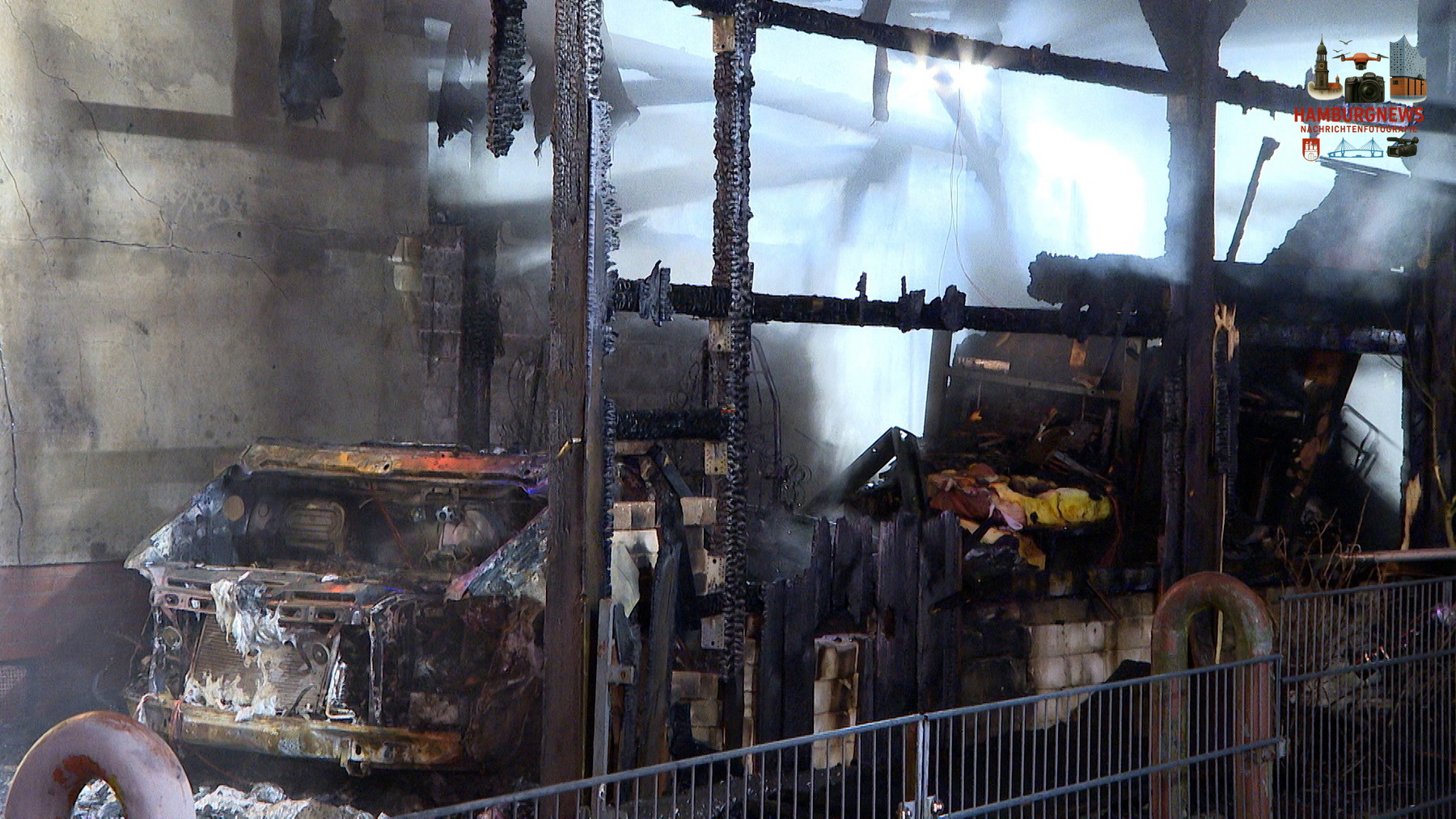 09.11.2025 Neu Wulmstorf – Brennendes Wohnmobil greift auf Wohnhaus über