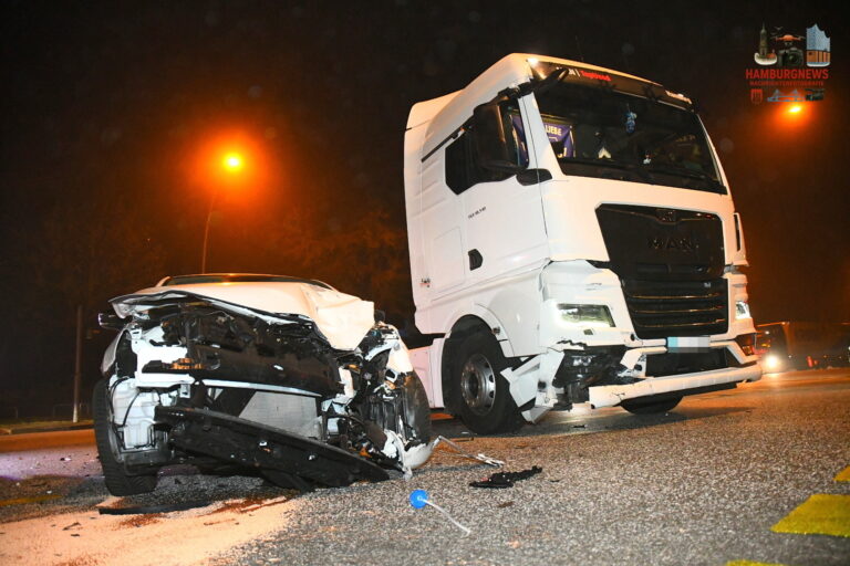 Hamburg Hausbruch - LKW übersieht PKW beim Abbiegen - Junge Frau verletzt - Langer Stau