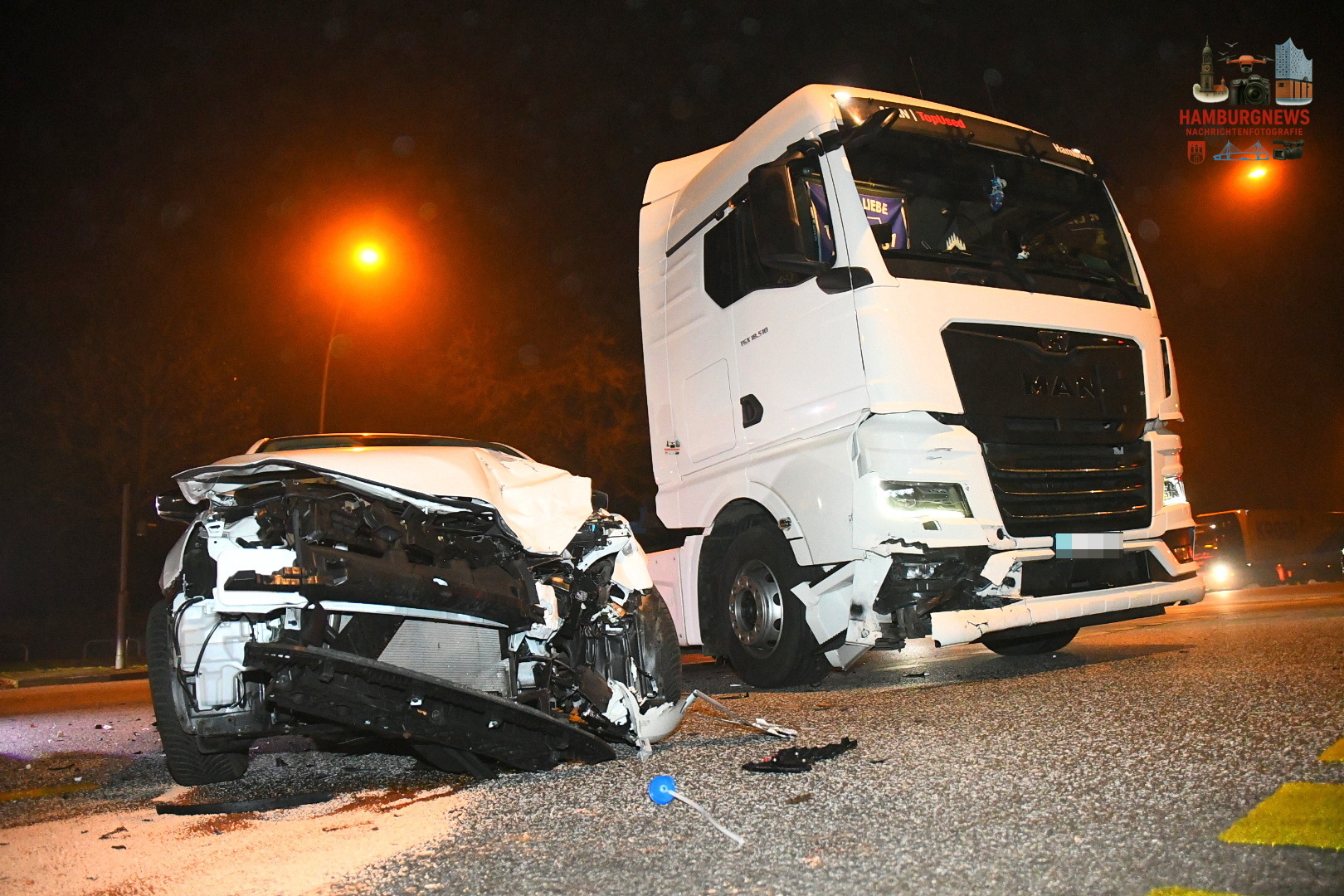 12.12.2025 LKW übersieht PKW beim Abbiegen – Langer Stau