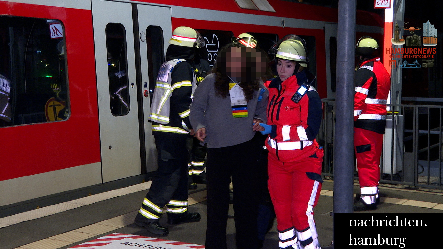Hamburg Hafencity - Defekter Zug im Bahnhof Elbrücken evakuiert