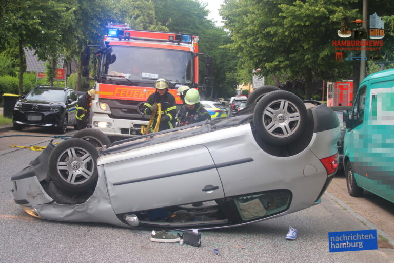 PKW überschlägt sich nach Kollision mit geparktem Fahrzeug auf der Möllner Landstraße