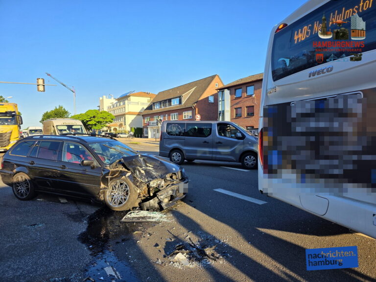 Neu Wulmstorf - PKW gegen Bus - Hauptstraße gesperrt
