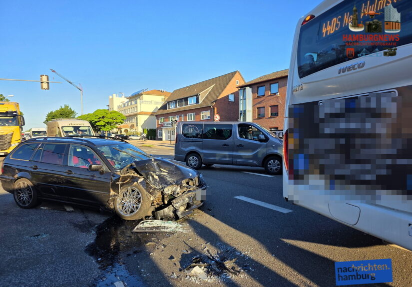 Neu Wulmstorf - PKW gegen Bus - Hauptstraße gesperrt
