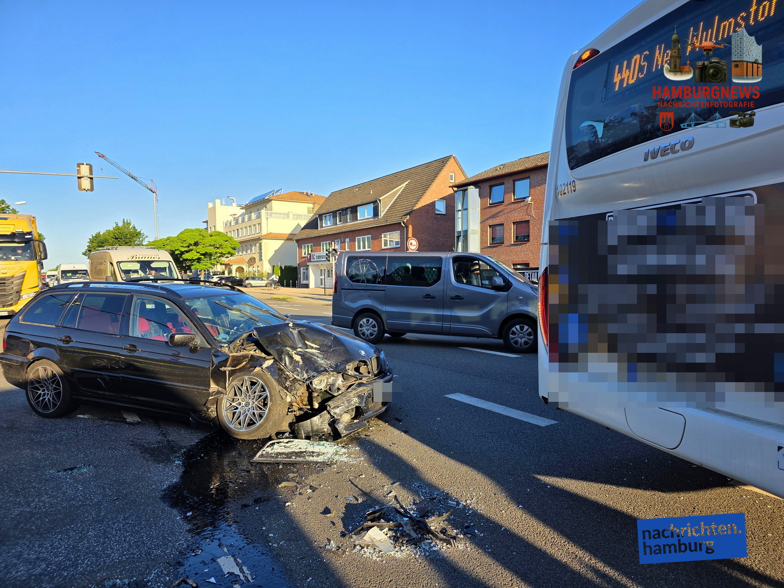 Neu Wulmstorf - PKW gegen Bus - Hauptstraße gesperrt