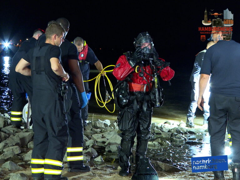 Hamburg Blankeneese - Schwimmer im Elbe untergegangen . Suche eingestellr