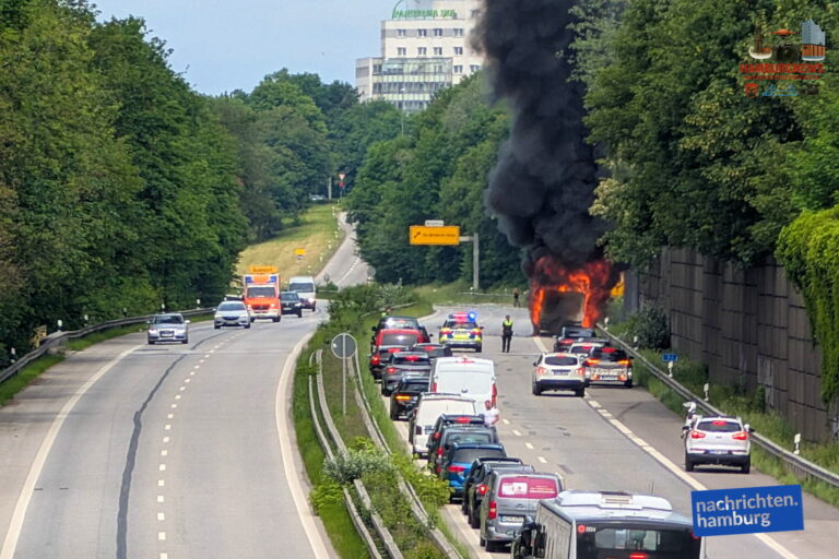 Hamburg Billstedt - Brennender Transporter sorgt für Sperrung der B5