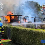Laubenbrand an der Hamburger Stadtgrenze: Schwierige Wasserversorgung fordert Feuerwehren aus Barsbüttel und Hamburg