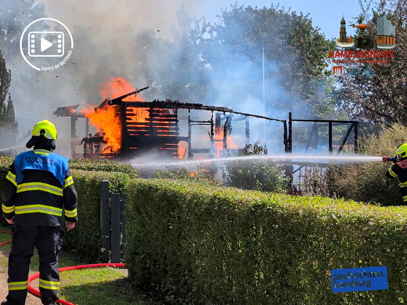 Laubenbrand an der Hamburger Stadtgrenze: Schwierige Wasserversorgung fordert Feuerwehren aus Barsbüttel und Hamburg