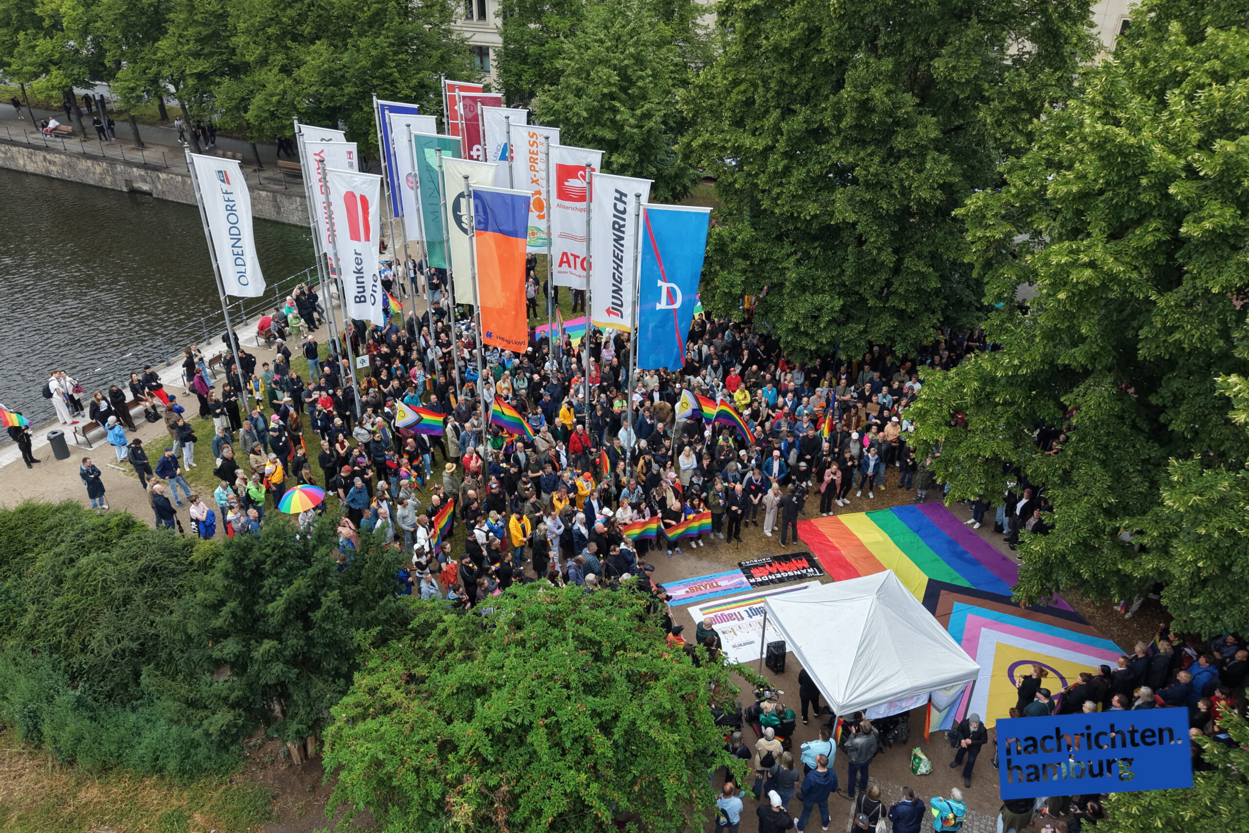 Hamburg: Mahnwache an der Alster für Opfer des CSD-Anschlags in Berlin