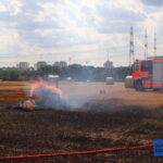 Großbrand in Oststeinbek: Brennende Rundballen setzen vier Hektar Feld in Brand