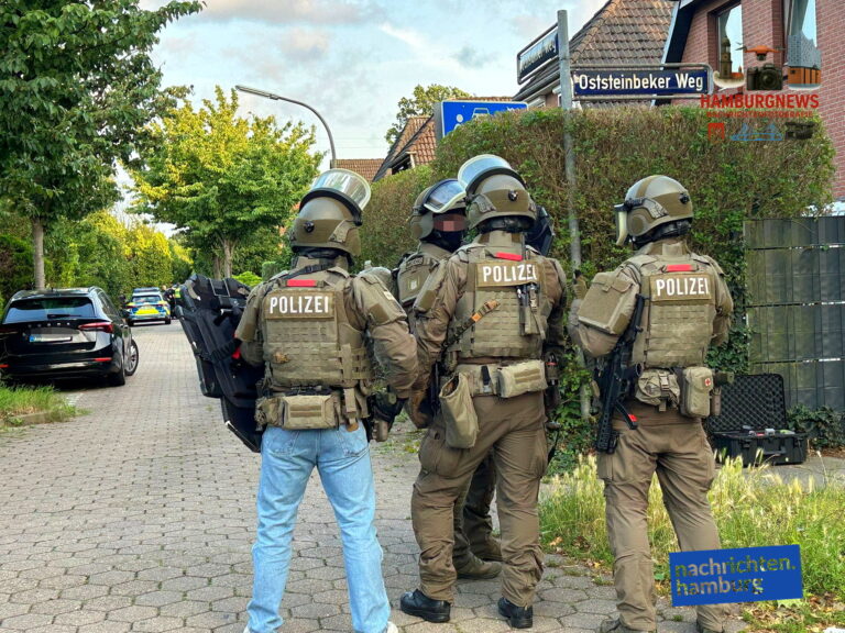 Hamburg Billstedt - Einbrecher versteckt sich in Haus - SEK