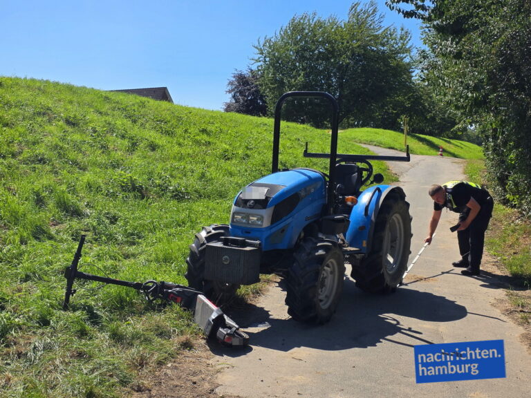 Die Polizei nimmt den Unfall auf. Der Scooter wird sichergestellt.