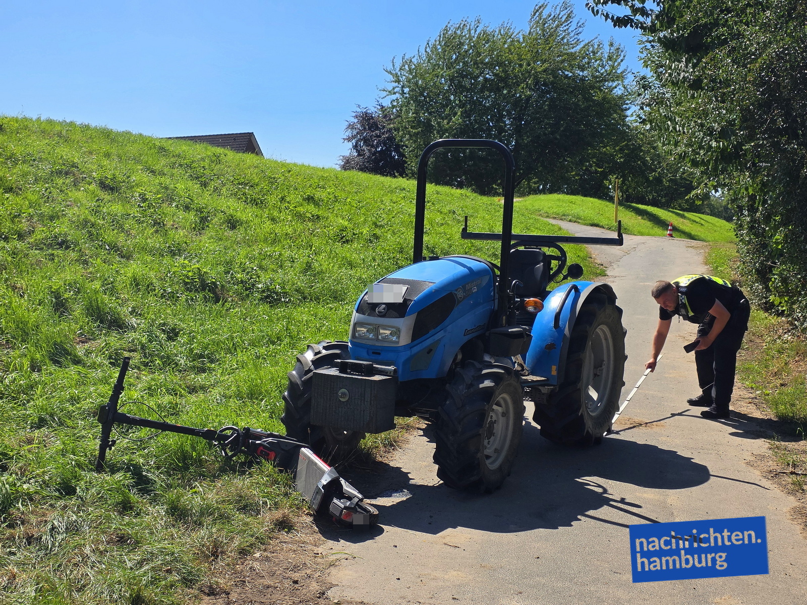 Die Polizei nimmt den Unfall auf. Der Scooter wird sichergestellt.