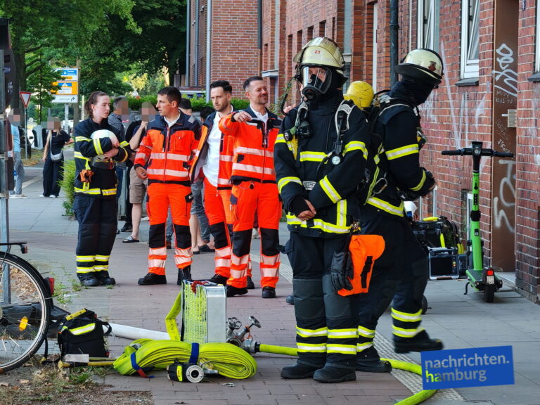 Hamburg Borgfelde - Kühlschrank brennt in Wohnung - Feuerwehr hat massive Probleme durch die gesicherte Tür zu kommen