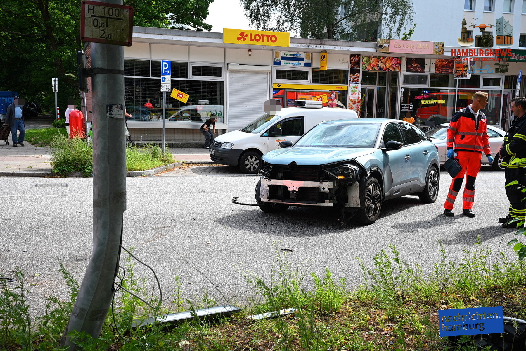 Hamburg Rahlstedt - PKW kommt von Fahrbahn ab und prallt gegen Laterne - Familie verletzt