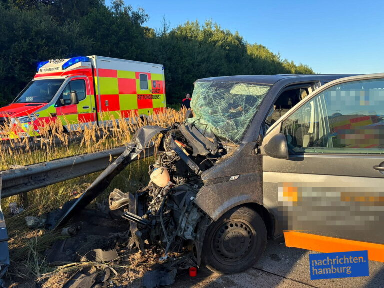 Schwerer Unfall auf der A24: Drei Verletzte – eine Person in Lebensgefahr