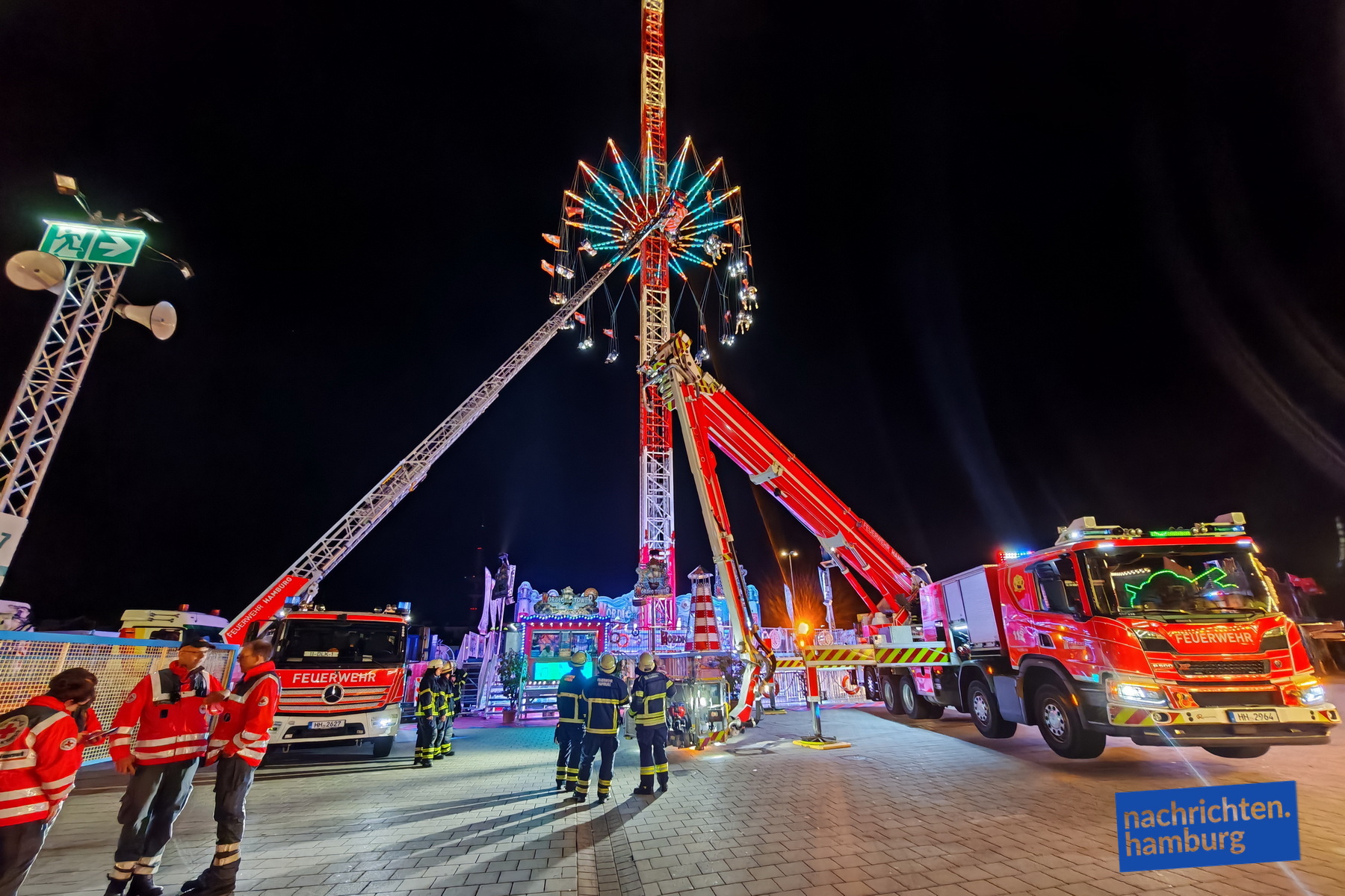 23 Fahrgäste sitzen drei Stunden in 25 Metern Höhe fest – Großeinsatz auf dem Hamburger DOM