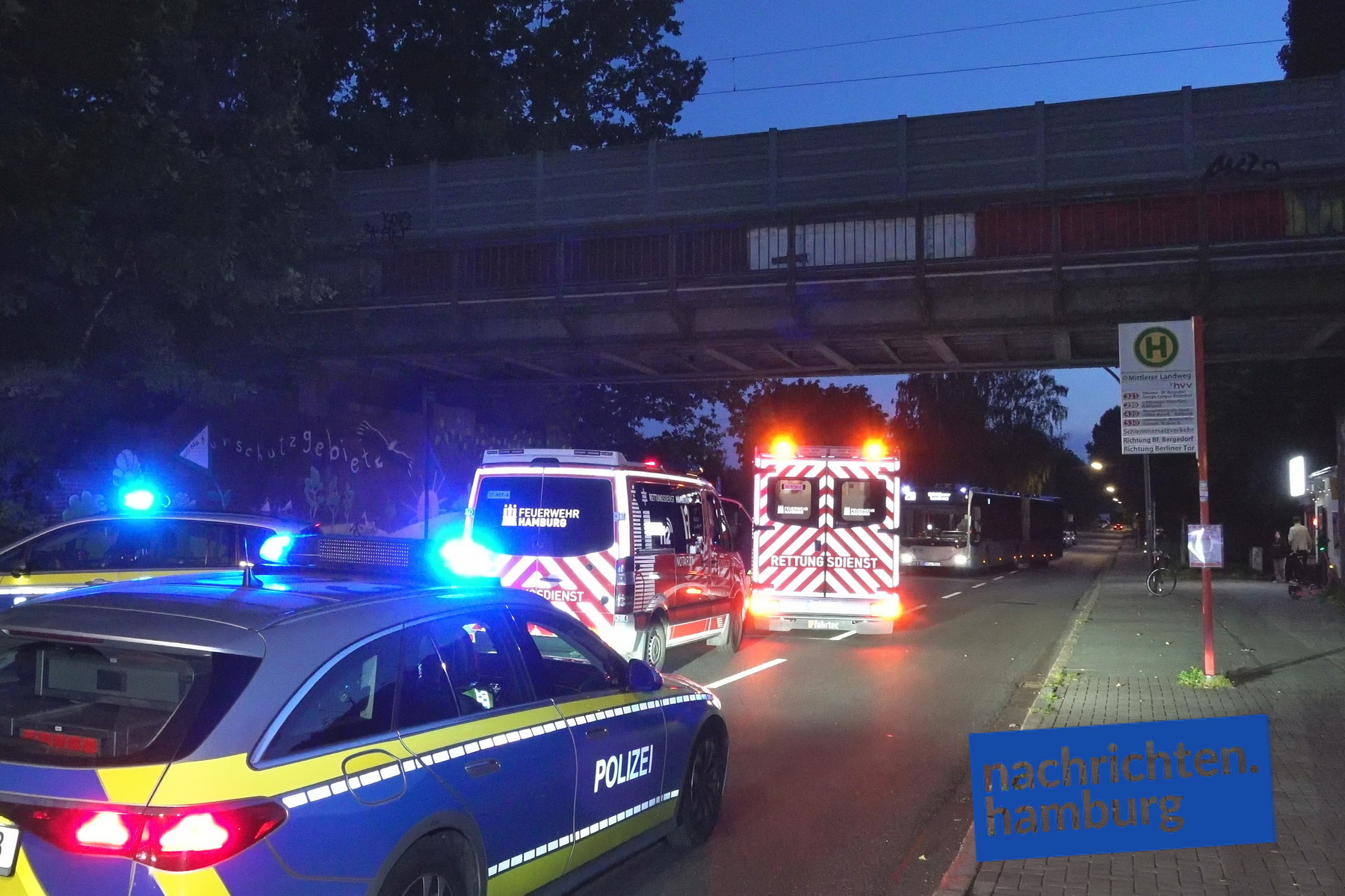 Obdachloser stürzt von Bahnbrücke – Mann schwer verletzt