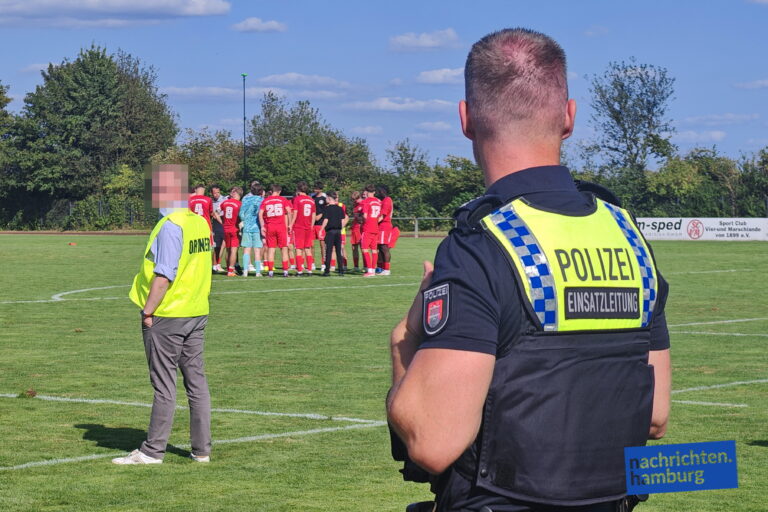 Polizei am Spielfeld