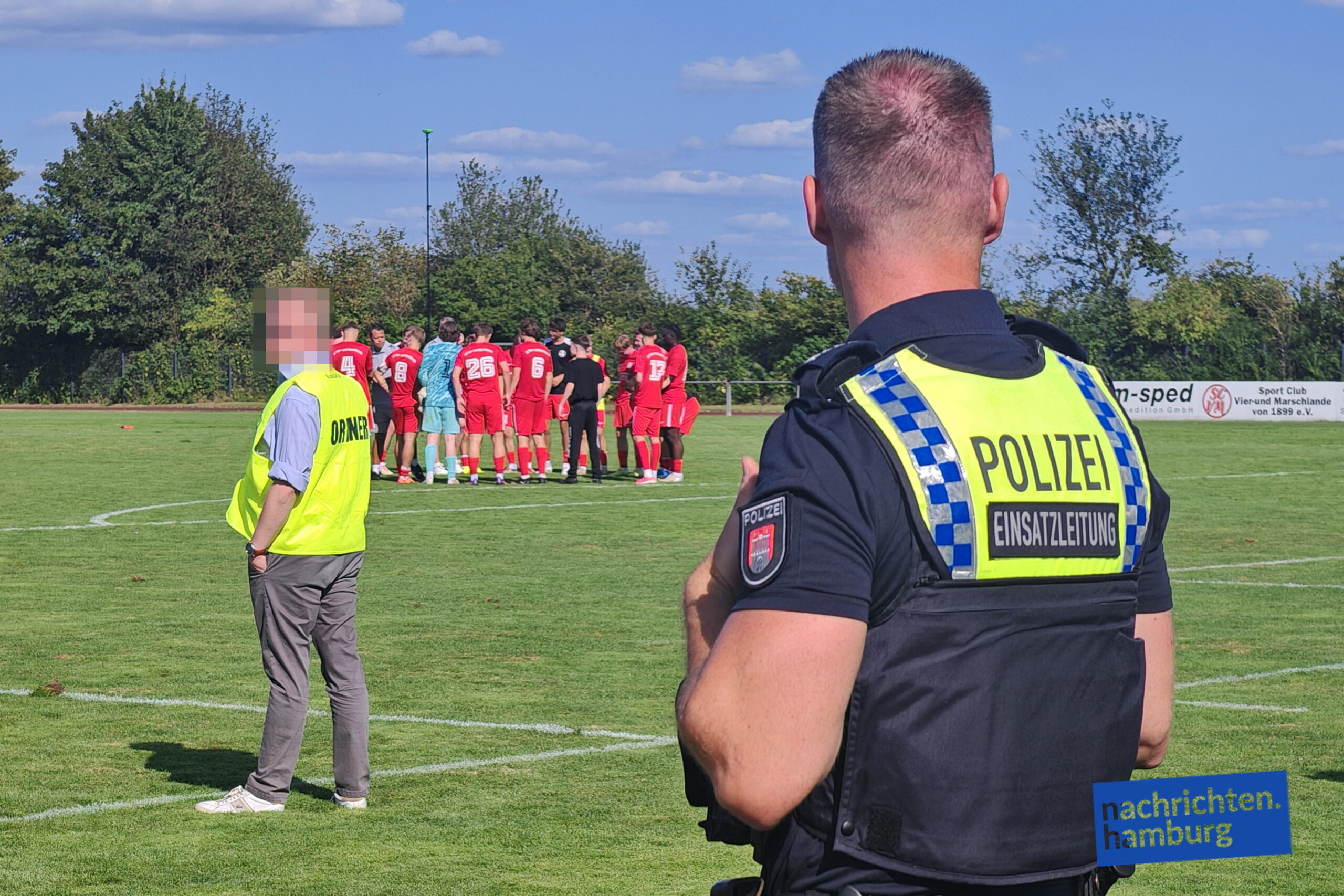 Polizei am Spielfeld