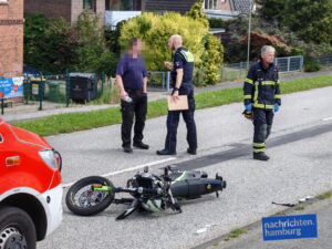 Das kaputte Motorrad liegt vor dem Rettungswagen