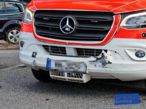 Der Rettungswagen ist in der Front beschädigt