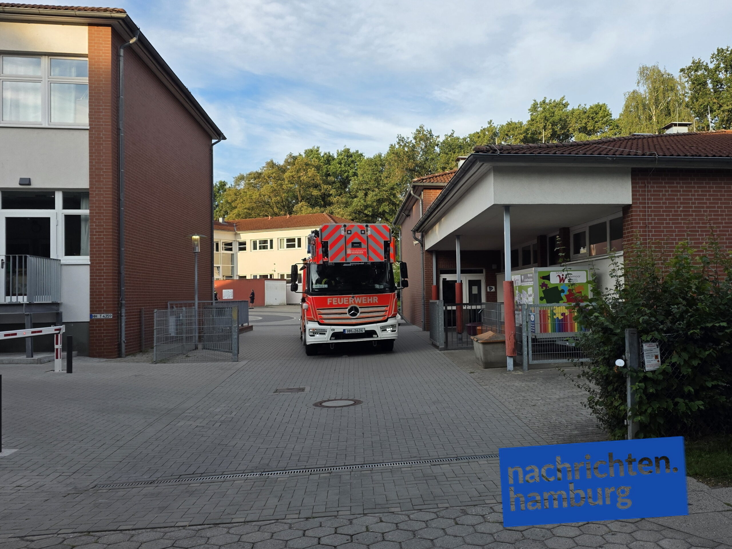 Feuerwehr auf dem Gelände der Schule