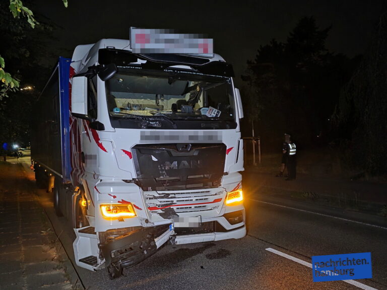 LKW kommt von Straße ab und prallt gegen Laterne