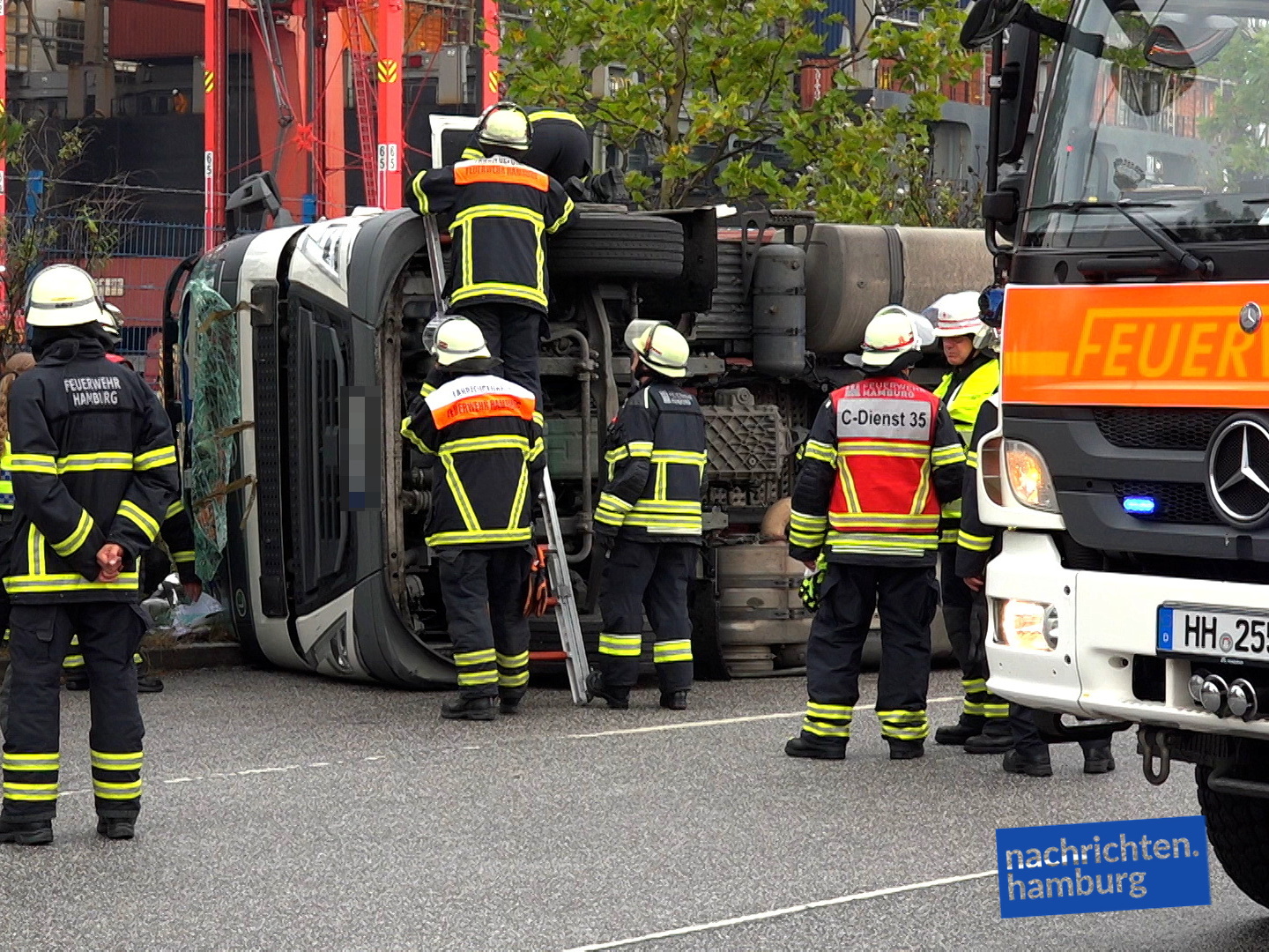 Der Sattelzug liegt auf der Seite