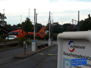 Rettungshubschrauber auf Parkplatz gelandet