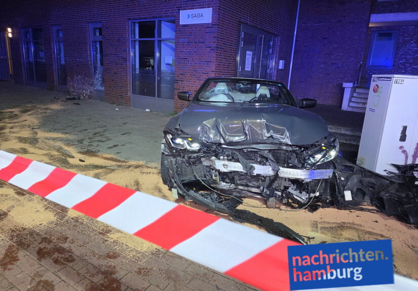 Der zerstörte BMW auf dem GEhweg