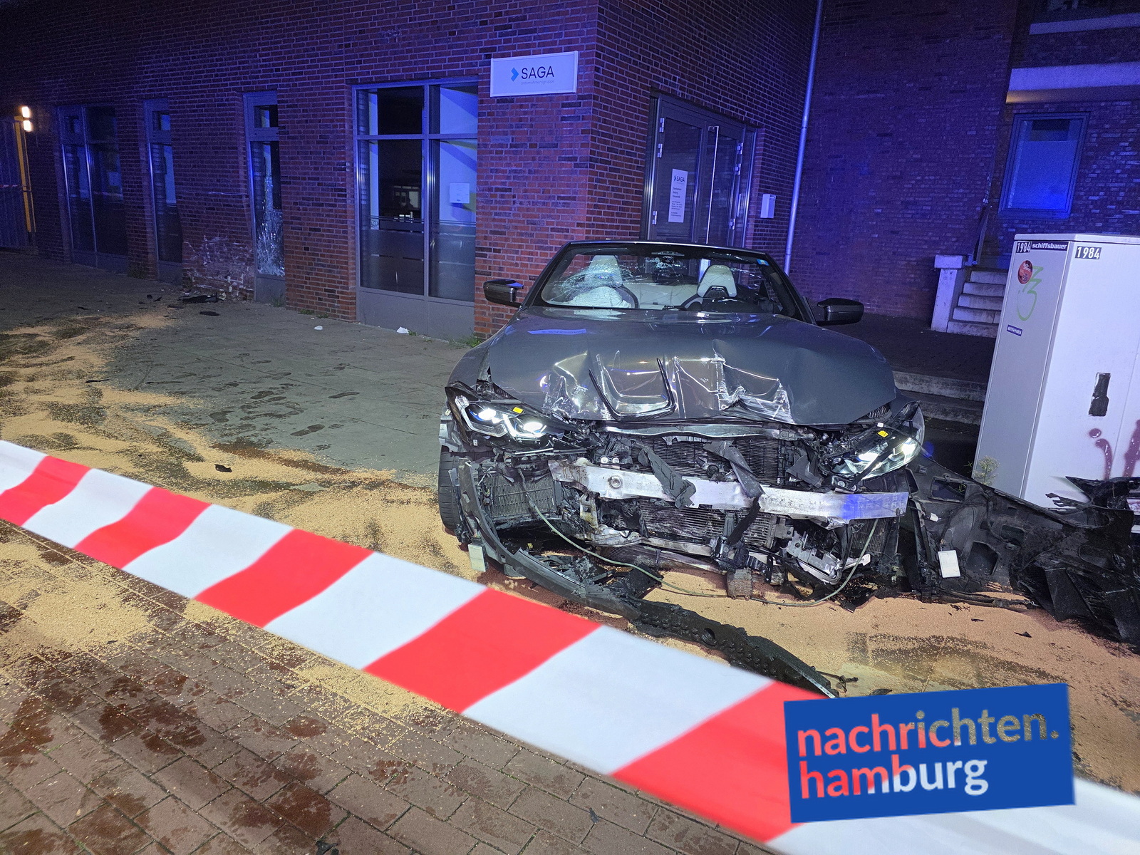 Der zerstörte BMW auf dem GEhweg