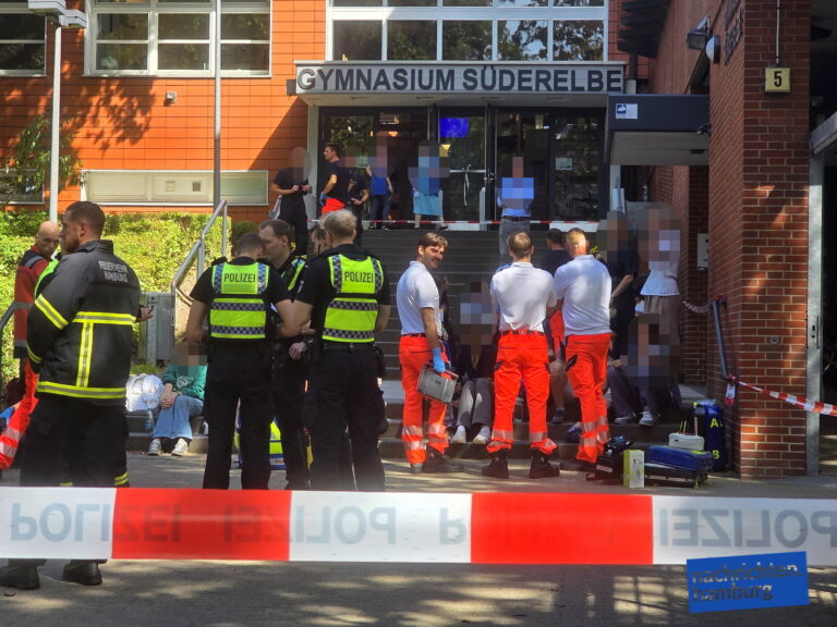 Hamburg Neugraben - Reizgas an Schule - Großeinsatz der Feuerwehr
