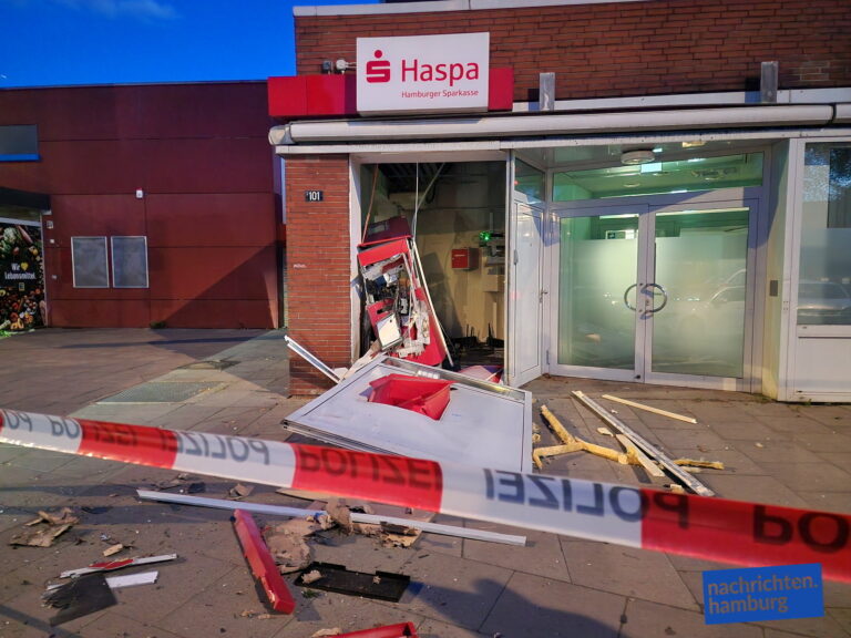 Hamburg Bramfeld - Geldautomat gesprengt - Täter von Polizei gerammt - Täter flüchten