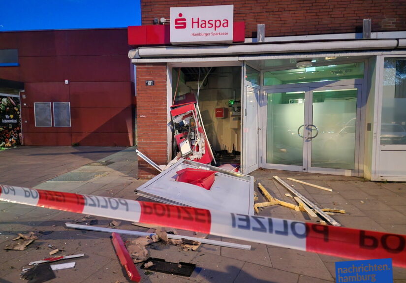 Hamburg Bramfeld - Geldautomat gesprengt - Täter von Polizei gerammt - Täter flüchten