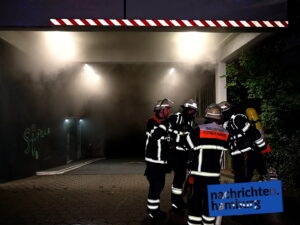 Starker Rauch kommt aus dem Parkhaus