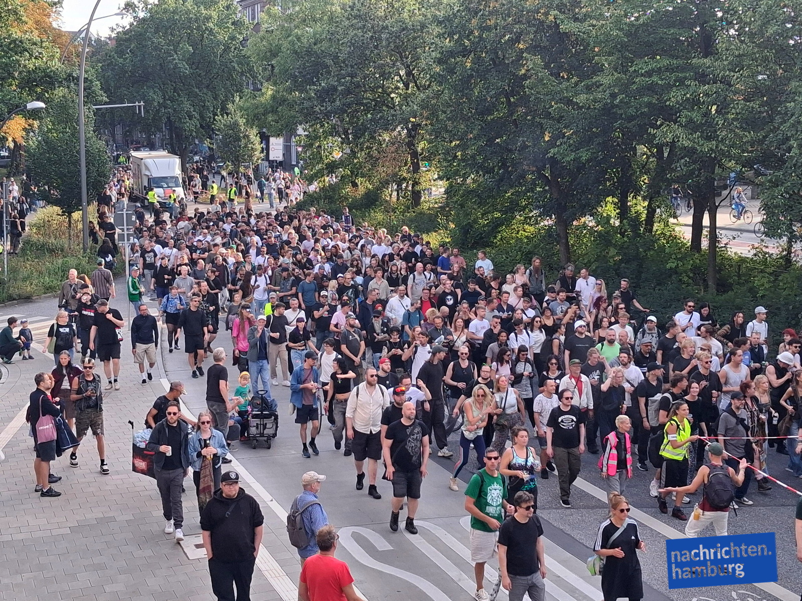 Demo-Rave zieht durch Hamburg – Tausende feiern und demonstrieren
