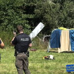 Einsatzkräfte an dem verunglückten Flugzeug