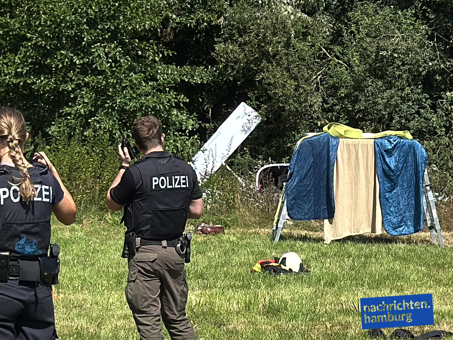 Einsatzkräfte an dem verunglückten Flugzeug